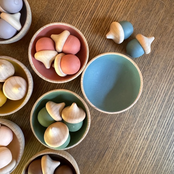 Elm + Otter Montessori wooden toy sorting set with wooden cups, balls, acorns - Picture 5 of 5